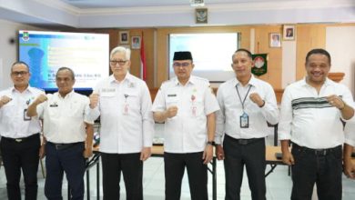 Plt Sekda Kota Cilegon, Ahmad Aziz Setia Ade Putra rapat dengan par OPD. Foto Daeng Yusvin