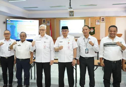 Plt Sekda Kota Cilegon, Ahmad Aziz Setia Ade Putra rapat dengan par OPD. Foto Daeng Yusvin