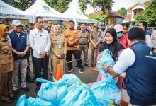 Pj Gubernur DKI Jakarta, Heru Budi Hartono meinjau program Sembako Murah untuk tekan inflasi. Foto: Diskominfotik DKI Jakarta