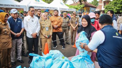 Pj Gubernur DKI Jakarta, Heru Budi Hartono meinjau program Sembako Murah untuk tekan inflasi. Foto: Diskominfotik DKI Jakarta