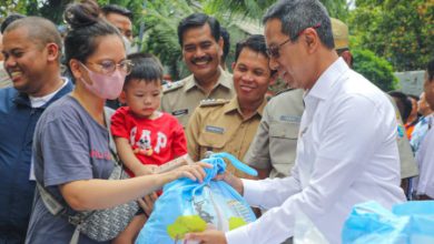 Pj Gubernur DKI Jakarta, Heru Budi Hartono menyerakan paket sembako murah ke seorang warga. Foto: Diskominfotik DKI Jakarta