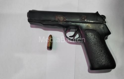 Barang bukti senjata api rakitan. Foto Daeng Yusvin