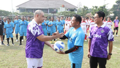 Main bola memperingati May Day bersama Puspemkab Tangerang. Foto: Iqbal Kurnia