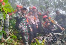 Tim SAR Gabungan menemukan potongan mesin Pesawat ATR 42-500 di Gunung Bulusaraung. Foto Antara