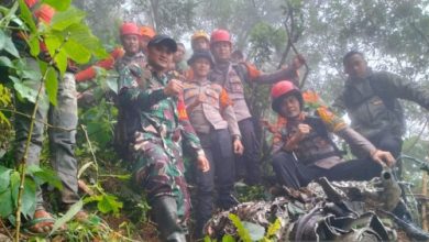 Tim SAR Gabungan menemukan potongan mesin Pesawat ATR 42-500 di Gunung Bulusaraung. Foto Antara