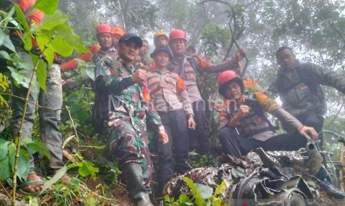Tim SAR Gabungan menemukan potongan mesin Pesawat ATR 42-500 di Gunung Bulusaraung. Foto Antara