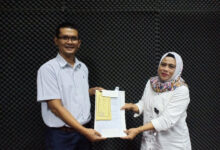 Komisioner KPU Kota Serang, Fierly Mabruri menyerahkan surat kematian. Foto: Aden Hasanudin