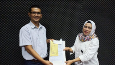 Komisioner KPU Kota Serang, Fierly Mabruri menyerahkan surat kematian. Foto: Aden Hasanudin