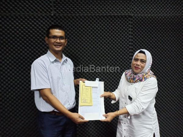 Komisioner KPU Kota Serang, Fierly Mabruri menyerahkan surat kematian. Foto: Aden Hasanudin