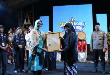 Penyerahan sertifikat KIK Rampak Bedug Kabupaten Pandegalng. Foto Sutisna