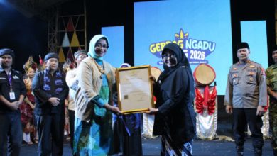 Penyerahan sertifikat KIK Rampak Bedug Kabupaten Pandegalng. Foto Sutisna