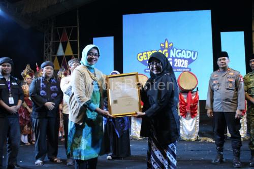 Penyerahan sertifikat KIK Rampak Bedug Kabupaten Pandegalng. Foto Sutisna