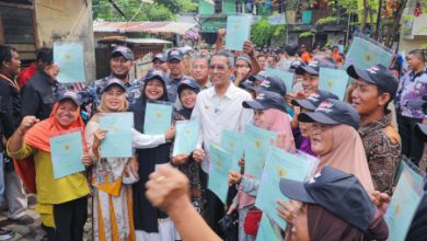 Pj Gubernur DKI Jakarta, Heru Budi Hartono menyerahkan sertifikat tanah warga. Foto: Diskominfotik DKI