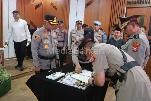 Kapolres Serang, AKBP Condro Sasongko memimpin sertijab Kapolsek dan PJU di Jajaran Polres Serang. Foto: Yono