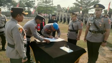 Serah terima jabatan Wakapolres Serang. Foto: Yono