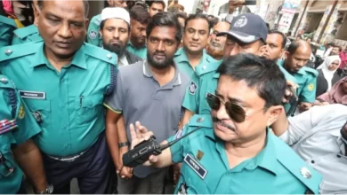 Jurnalis suratkabar ternama di Bangladesh saat ke pengadilan. Foto: BBC