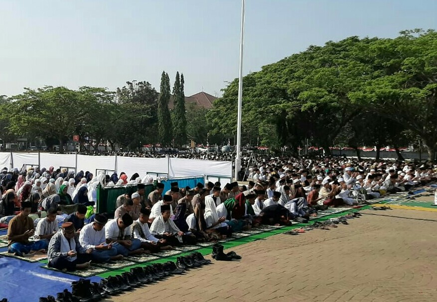 Warga Lebak Sholat Minta Hujan di Alun-alun Rangkasbitung - MediaBanten.Com