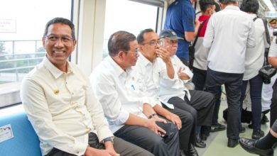 Pj Gubernur DKI Jakarta, Heru Budi Hartono dalam LRT Jabodebek saat peresmian oleh Presiden. Foto: Diskominfotik DKI Jakarta