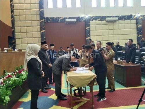 Pengesahan perubahan APBD Kabupaten Pandeglang tahun 2025. Foto: Sutisna