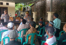 Kapolres Serang, AKBP Chondor Sasongko silaturahmi dengan penggali kubur dan pemandi jenazah. Foto: Yono