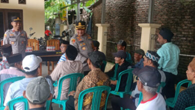 Kapolres Serang, AKBP Chondor Sasongko silaturahmi dengan penggali kubur dan pemandi jenazah. Foto: Yono