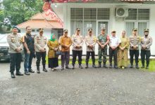 Silaturahmi Kapolres Serang, AKBP Candra Sasongko dengan warga. Foto: Yono
