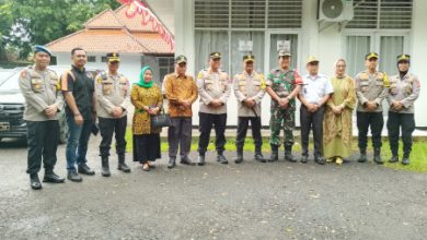 Silaturahmi Kapolres Serang, AKBP Candra Sasongko dengan warga. Foto: Yono
