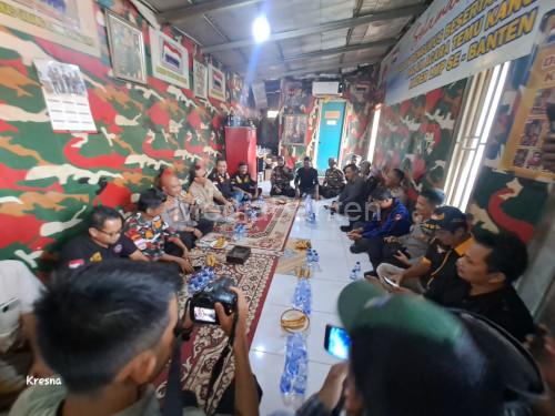 Silaturahmi Kapolres Serang, AKBP Condro Sasngko dengan ormas. Foto: Yono