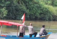 Kapolres Serang, AKBP Condro Sasongko menggunakan perahu untuk sampai ke Desa Tengkurak. Foto: Yono