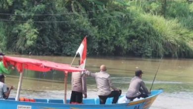 Kapolres Serang, AKBP Condro Sasongko menggunakan perahu untuk sampai ke Desa Tengkurak. Foto: Yono