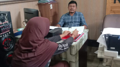 Korban tengah diminta keterangan Polsek Ciruas. Foto: Yono
