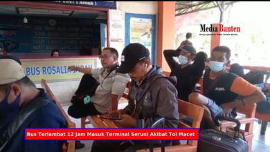 Pemudik terlantar di Terminal Seruni.