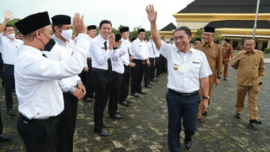 Pj Gubernur Banten, Al Muktabar serahkan SK PPPK Guru di Banten. Foto: Biro Adpim Banten