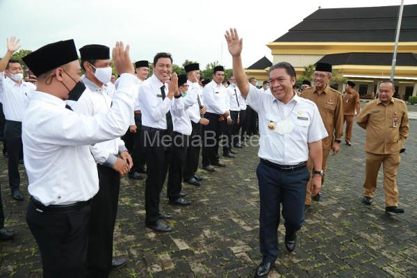 Pj Gubernur Banten, Al Muktabar serahkan SK PPPK Guru di Banten. Foto: Biro Adpim Banten