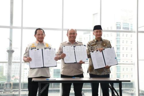 Mendagri Tito Karnavian, Dody Hanggodo (Menteri PU) dan Dadan Hindayana (Kepala BGN). Foto: Antara