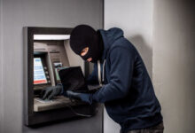 ilustrasi skimming terhadap ATM.