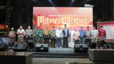 Semarak pelajar, sMA Muhi Yogyakarta menggelar Mancawarni di Teras Malioboro. Foto Yusron