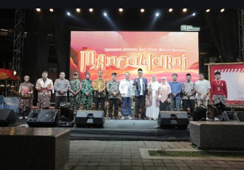 Semarak pelajar, sMA Muhi Yogyakarta menggelar Mancawarni di Teras Malioboro. Foto Yusron