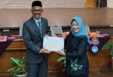 Penghargaan kepada Herynugroho, Kepala SMA Muhi Yogyakarta. Foto Yusron Ardi Darmawan