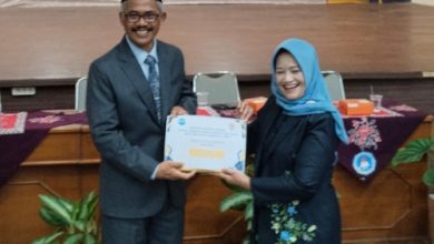 Penghargaan kepada Herynugroho, Kepala SMA Muhi Yogyakarta. Foto Yusron Ardi Darmawan