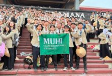 Para lulusan SMA Muhi Yogyakarta membentakan spanduk. Foto Yusron Ardi Darmawan