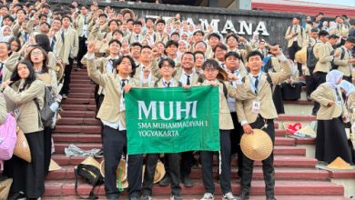 Para lulusan SMA Muhi Yogyakarta membentakan spanduk. Foto Yusron Ardi Darmawan
