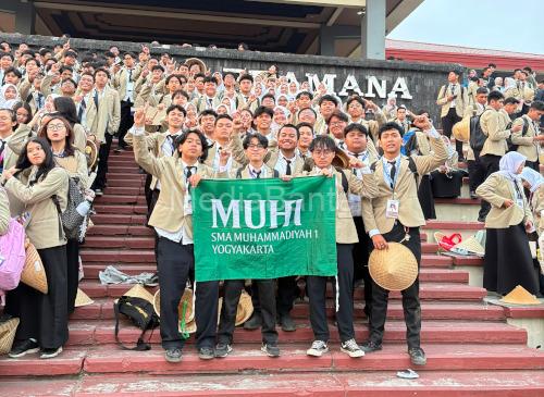 Para lulusan SMA Muhi Yogyakarta membentakan spanduk. Foto Yusron Ardi Darmawan