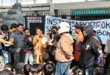 Para alumni SMAN 4 Kota Serang berdemo soal pelecehan seksual oknum guru di sana. Foto: Buri Wahyu Iskandar
