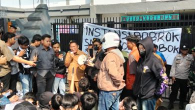 Para alumni SMAN 4 Kota Serang berdemo soal pelecehan seksual oknum guru di sana. Foto: Buri Wahyu Iskandar