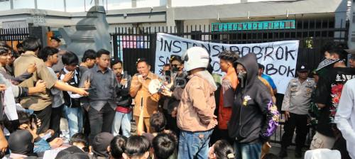 Para alumni SMAN 4 Kota Serang berdemo soal pelecehan seksual oknum guru di sana. Foto: Buri Wahyu Iskandar