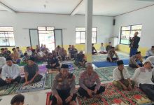 Kapolda Banten, Irjen Pol Suyudi Ario Seto dan Kapolres Serang, AKBP Condro Sasongko solat jumat bareg di Jawilan. Foto: Yono