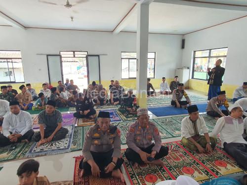 Kapolda Banten, Irjen Pol Suyudi Ario Seto dan Kapolres Serang, AKBP Condro Sasongko solat jumat bareg di Jawilan. Foto: Yono