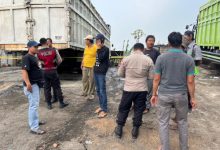 Lokasi Truk Fuso tempat ditemukan korban gantung diri. Foto: Yono