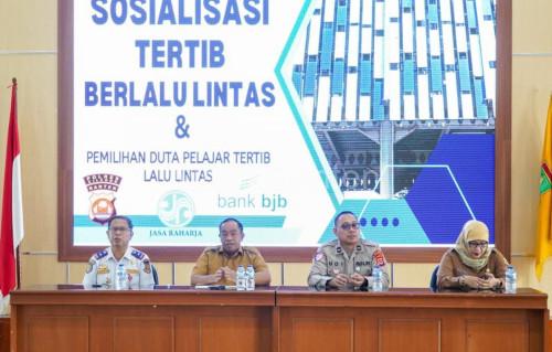 Sosialiasi ke pelajar tertib lalu lintas yang digelar Diskominfotik Kota Cilegon. Foto: Daeng Yusvin